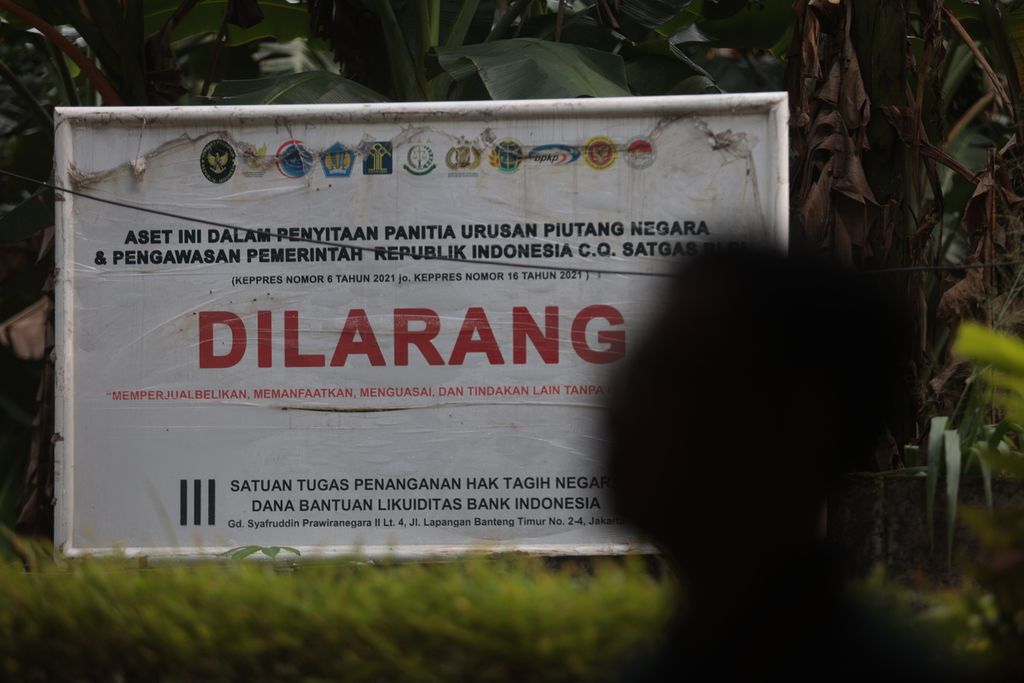 Ilustrasi. Papan sita aset terpasang di tanah yang berhasil disita negara dalam kasus BLBI, di Lebak Bulus, Jakarta, Jumat (10/3/2023). 