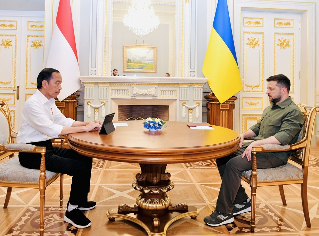 Pertemuan <i>tete-a-tete</i> antara Presiden RI Joko Widodo dan Presiden Ukraina Volodymyr Zelenskyy di Istana Maryinsky, Kyiv, Ukraina, Rabu (29/6/2022) siang waktu setempat. 