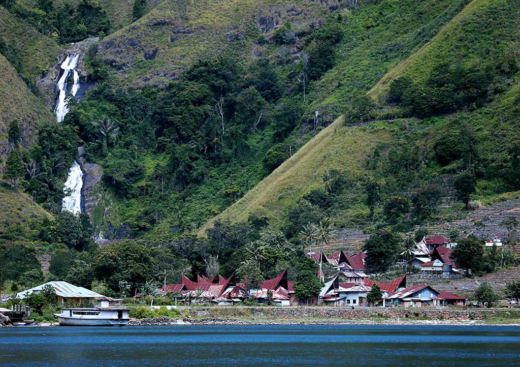 Pemandangan salah satu sudut Danau Toba, Sumatera Utara, Juli 2016.