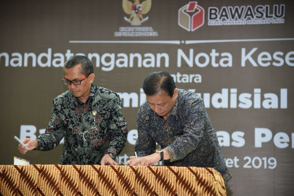Ketua Komisi Yudisial Jaja Ahmad Jayus (kiri) dan Ketua Bawaslu Abhan menandatangani nota kesepahaman terkait pemantauan dan pengawasan perkara pemilu di pengadilan, Senin (18/3/2019) di Jakarta.