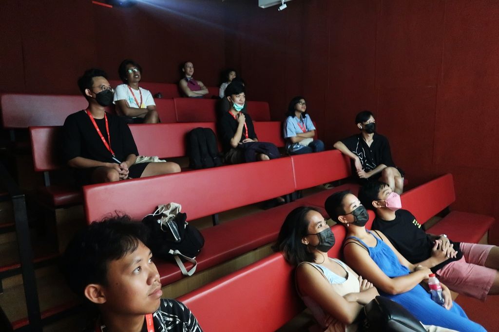 Penonton menyaksikan deretan film pendek pemenang yang diputar dalam Minikino Film Week 8 (MFW8) di MASH Denpasar, Denpasar, Bali, Sabtu (10/9/2022). Minikino Film Week 8 (MFW8) yang digelar Yayasan Kino Media berlangsung selama 2-10 September 2022. Perhelatan festival film pendek internasional pada tahun ini menerima 925 film pendek dari 85 negara. Sebanyak 169 film lolos seleksi nominasi penghargaan.