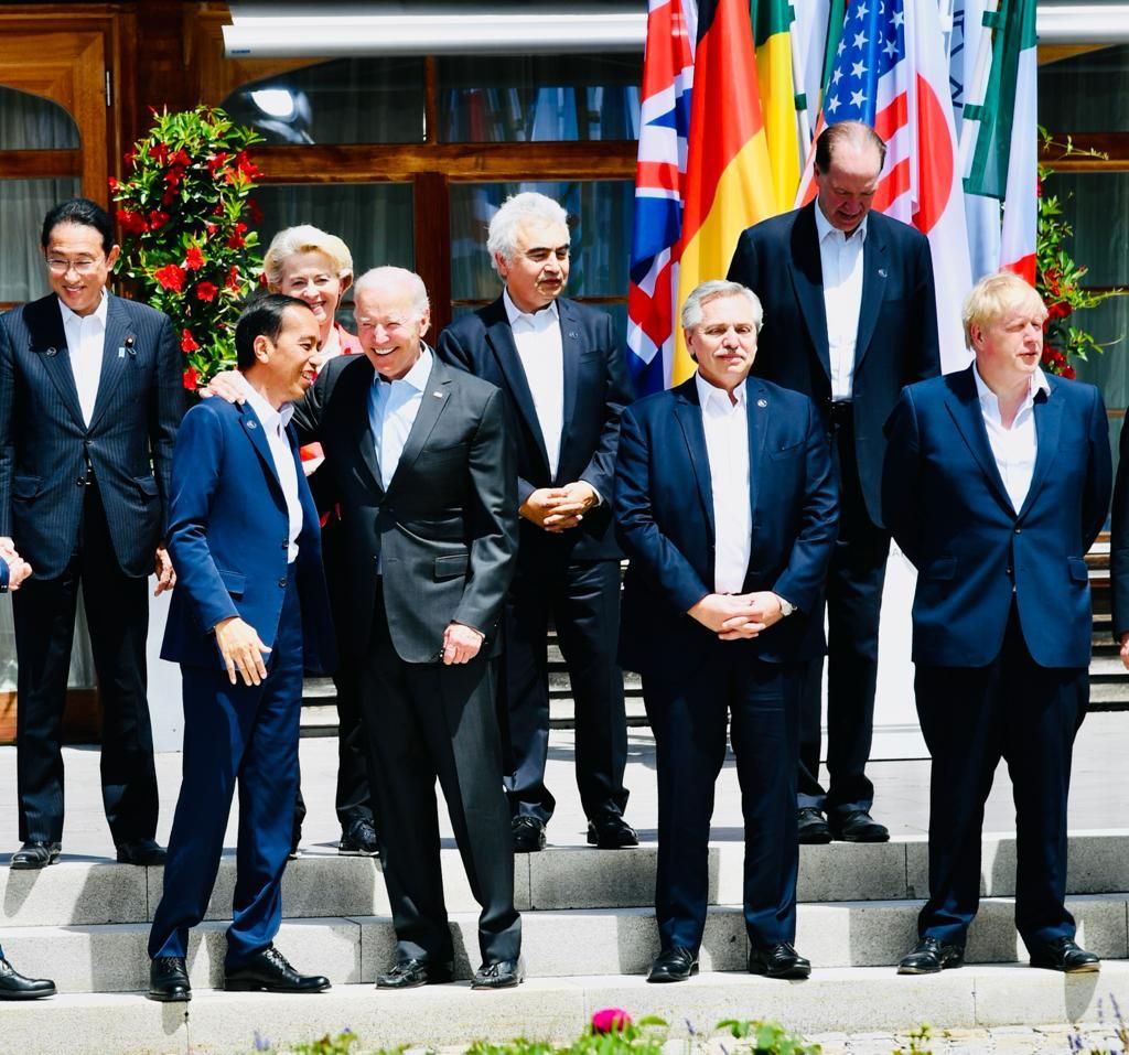 Presiden Joko Widodo mengikuti sesi foto bersama semua kepala negara G7 dan pemimpin negara mitra G7 di Elmau, Jerman, Senin (27/6/2022). Sebelum berfoto, Presiden Jokowi berbincang akrab dengan Presiden AS Joe Biden.