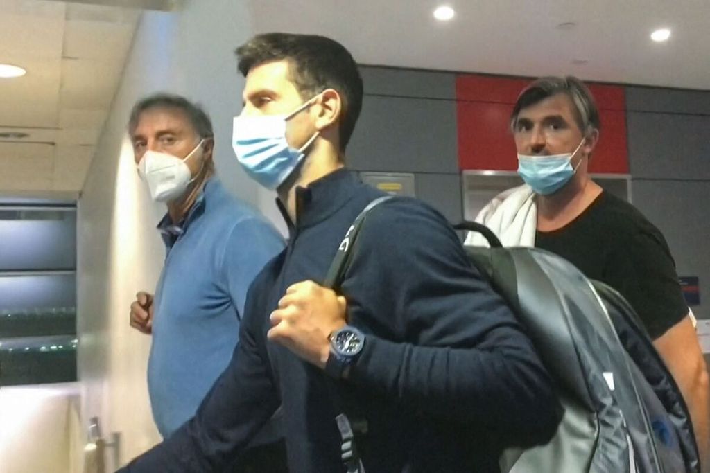 Foto dari AFPTV menunjukkan petenis Serbia, Novak Djokovic (tengah), berjalan di depan pelatihnya, Goran Ivanisevic (kanan), setelah turun dari pesawat, dari Australia ke Dubai, Uni Emirat Arab. Djokovic dalam perjalanan pulang ke negaranya setelah dideportasi dari Australia karena tidak mendapat vaksin Covid-19.
