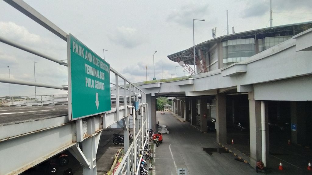 Lantai 3 kantong parkir Terminal Terpadu Pulogebang, Jakarta Timur, Jumat (18/11/2022), tampak kosong.