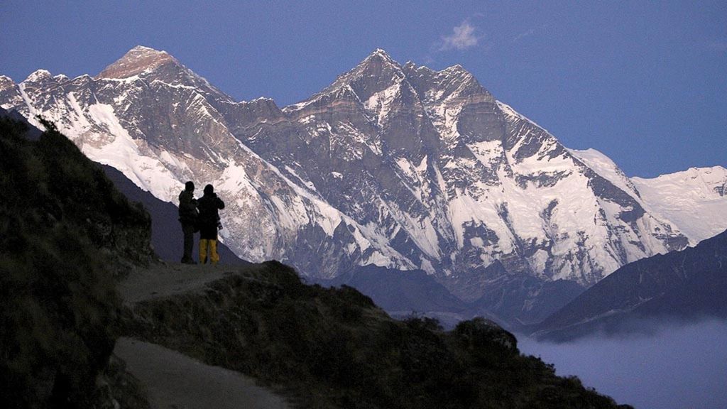 Para pelancong menikmati indahnya pemandangan Gunung Everest di Syangboche, Nepal, pada 3 Desember 2009.