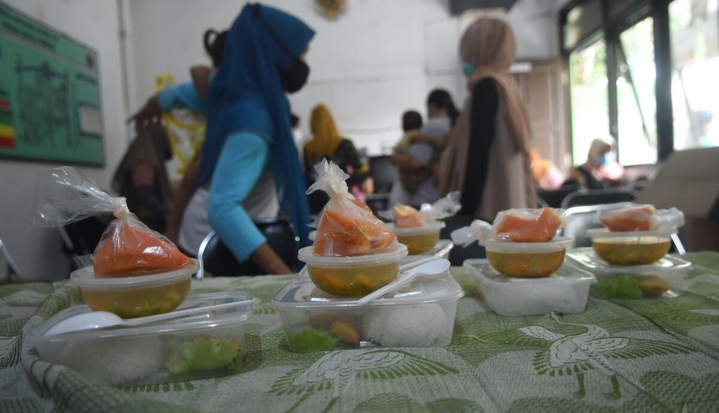 Makanan yang siap dibagikan saat program Gerakan Masyarakat Peduli Anak Stunting di Kelurahan Asemrowo, kecamatan Asemrowo, Surabaya, Jawa Timur, Jumat (3/12/2021). 