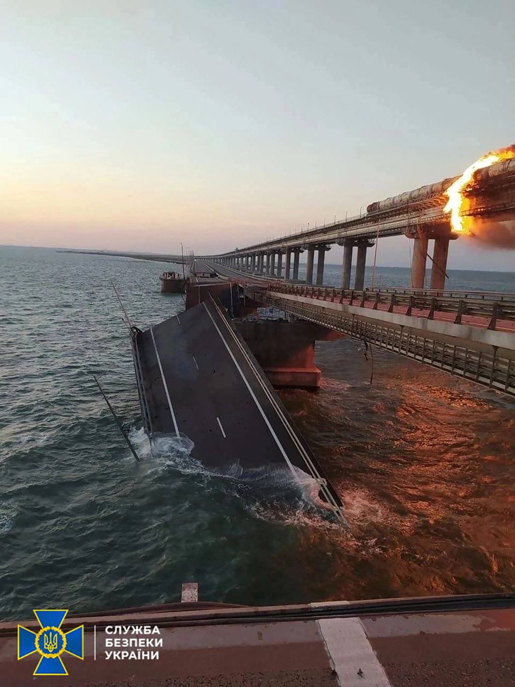 Bagian jembatan yang ambruk di Jembatan Crimea, penghubung antara daratan Rusia dan Semenanjung Crimea, akibat ledakan sebuah truk di atas Selat Kerch, Crimea, Sabtu (8/10/2022). 