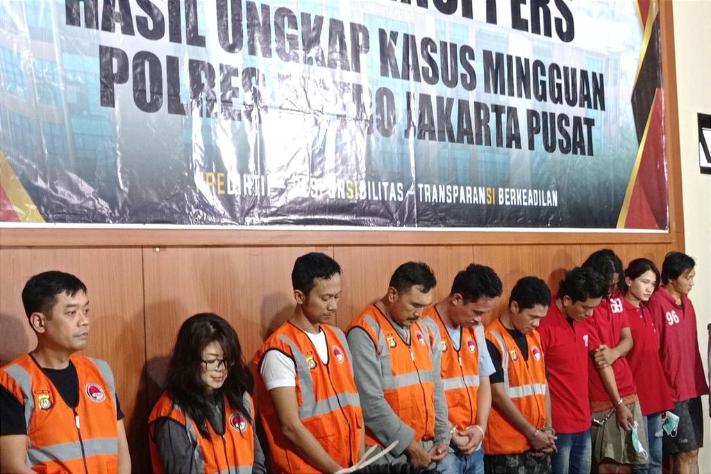 Para tersangka kasus tindak pidana narkotika dihadirkan di Markas Kepolisian Resor Metro Jakarta Pusat, Jumat (14/10/2022) malam. Beberapa tersangka merupakan anggota aktif kepolisian. Dalam pengungkapan peredaran gelap narkotika jenis sabu itu, polisi menangkap Irjen Teddy Minahasa.