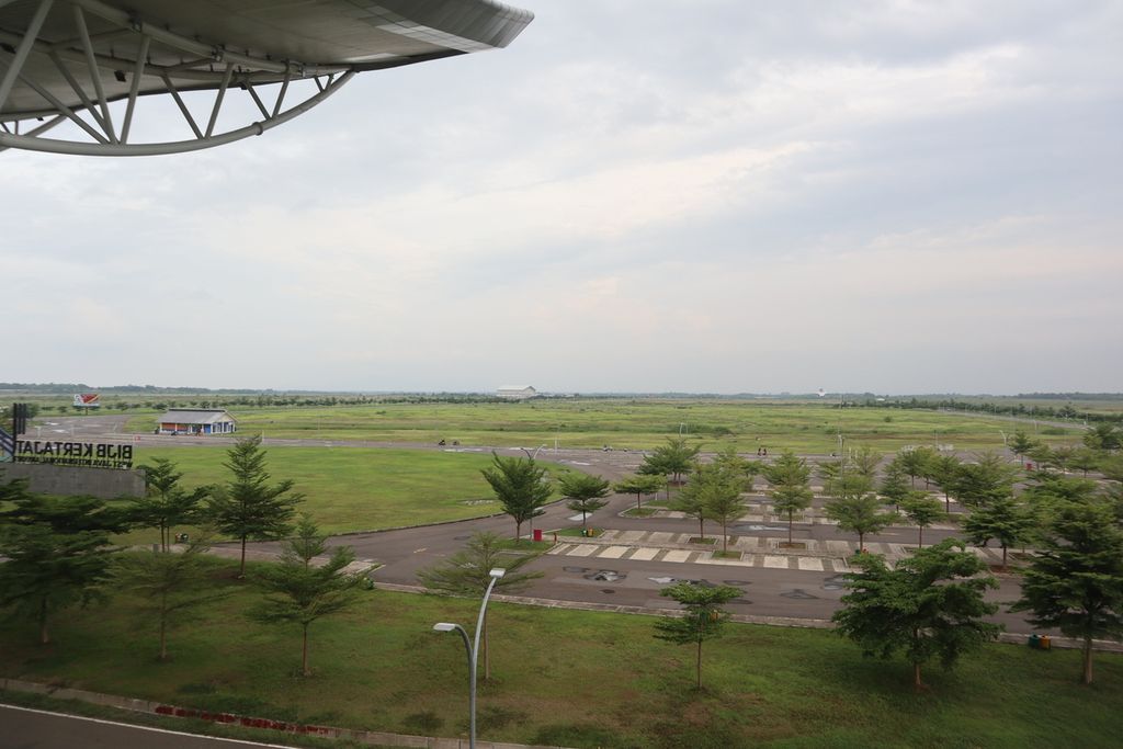 Suasana parkiran yang sepi di Bandara Internasional Jawa Barat Kertajati, Kabupaten Majalengka, Senin (6/12/2021). Sejak pandemi Covid-19 tahun 2020, Bandara Kertajati tidak ada yang melayani penerbangan komersial. Warung makan pun berhenti beroperasi.