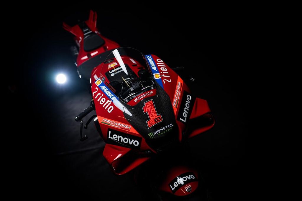 Juara dunia MotoGP 2022, Francesco Bagnaia, menggunakan nomor 1 menggantikan nomor 63, dalam peluncuran tim pabrikan Ducati di kawasan resor ski Madonna di Campligio, Trentino, Italia, Senin (23/1/2023).