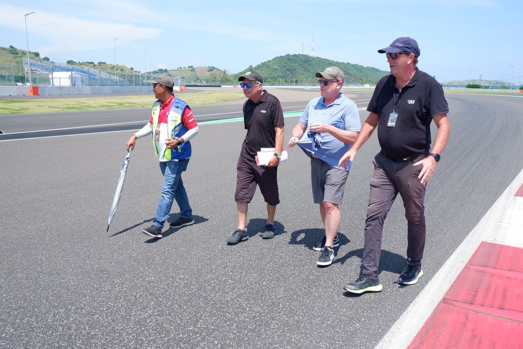 <i>Circuit Inspector</i> dari Federasi Balap Mobil Internasional (FIA) yang juga <i>race director</i> Formula E, Scot E Elkins (kedua dari kanan), didampingi perwakilan dari Roadgrip Motosport Indonesia (RMI) dan Mandalika Grand Prix Association (MGPA), berjalan kaki mengelilingi Sirkuit Internasional Jalan Raya Pertamina Mandalika, Kuta, Pujut, Lombok Tengah, Nusa Tenggara Barat, Kamis (24/3/2022). Kegiatan itu dilakukan dalam rangka proses mendapatkan homologasi untuk balap roda empat, termasuk untuk balap GT World Challenge Asia pada Oktober 2022.
