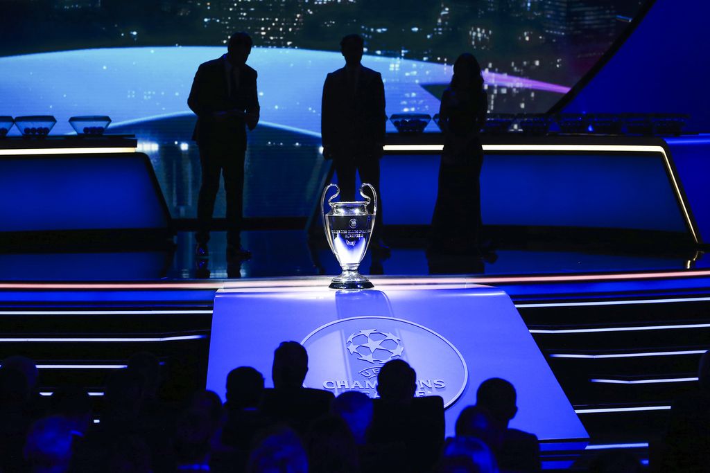 Trofi Liga Champions Eropa ditampilkan saat acara undian fase grup Liga Champions 2022-2023 di Istanbul, Turki, Jumat (26/8/2022) dini hari WIB. 