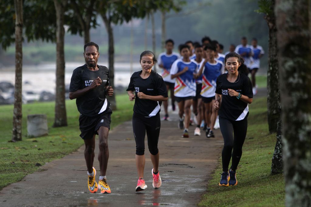 Peserta Borobudur Marathon 2022 Powered by Bank Jateng kategori <i>elite race</i> dan Bank Jateng Young Talent berlatih di Kompleks Hotel Puri Asri, Magelang, Jawa Tengah, Jumat (11/11/2022).