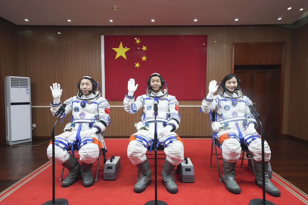 Dalam foto yang dirilis Kantor Berita China, Xinhua, Agency, tampak tiga awak pesawat antariksa Shenzhou. Dari kiri ke kanan, Cai Xuzhe, Chen Dong, dan Liu Yang. Foto diambil sebelum upacara pelepasan di Pusat Peluncuran Satelit Jiuquan di wilayah China bagian utara, Minggu (5/6/ 2022).