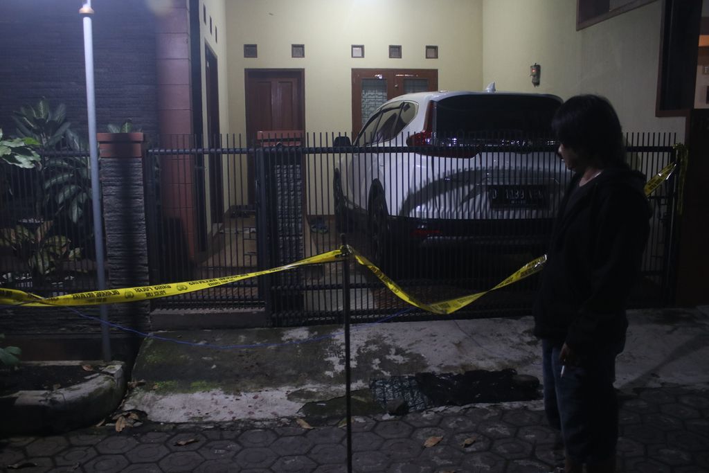 Salah satu warga menunjukkan lokasi kejadian Ketua Komisi Yudisial Periode 2018-2020 Jaja Ahmad Jayus yang telah dipasang garis polisi di salah satu perumahan di Kecamatan Bojongsoang, Kabupaten Bandung, Jawa Barat, Selasa (28/3/2023).