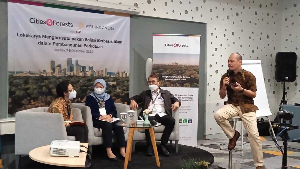 Suasana diskusi dan tanya jawab dalam lokakarya ”Mengarusutamakan Solusi Berbasis Alam dalam Pembangunan Perkotaan” pada Rabu (7/12/2022) di Jakarta.