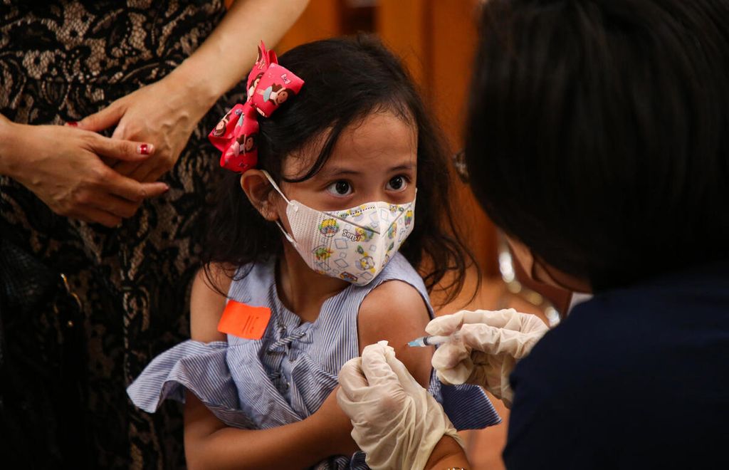 Seorang anak menerima suntikan vaksin Covid-19 dosis ke dua di sentra vaksin Gereja HKBP Menteng, Jakarta. Pusat, Senin (24/1/2022)