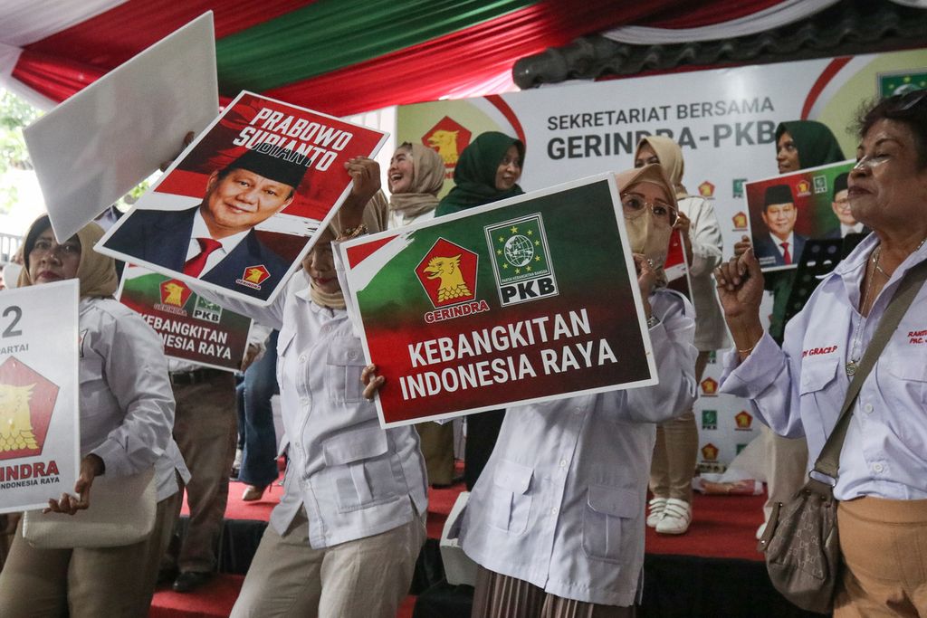 Kader Partai Gerindra dan Partai Kebangkitan Bangsa (PKB) berjoget sembari membawa poster dukungan di Sekretariat Bersama Gerindra-PKB, Jakarta, Senin (23/1/2023).