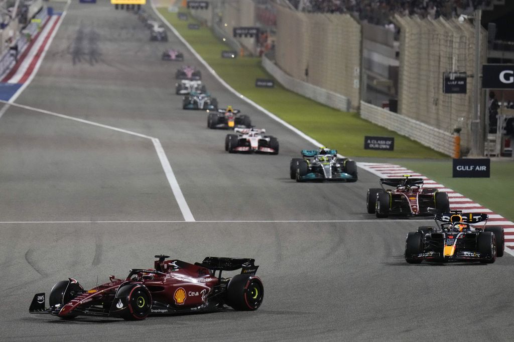 Pebalap Ferrari Charles Leclerc (kiri) diikuti pebalap Red Bull Max Verstappen di posisi kedua selepas start Grand Prix Formula 1 Bahrain di Sirkuit Sakhir, Bahrain, 20 Maret 2022. Dua pebalap Red Bull gagal finis karena tak ada aliran bahan bakar ke mesin pada putaran terakhir.