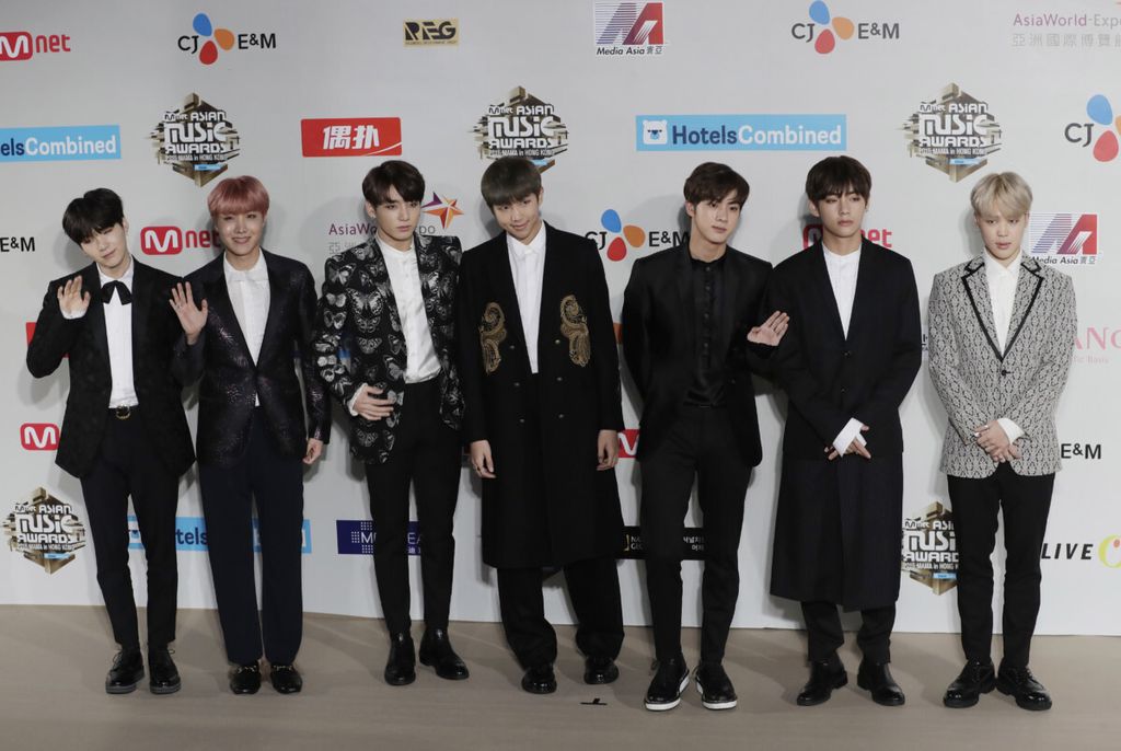 Foto file tertanggal 2 Desember 2016 menampilkan para anggota boy band asal Korsel, BTS atau Bangtan Boys, pada ajang Mnet Asian Music Awards (MAMA) di Hong Kong. Kelompok itu akan tampil kembali di atas panggung untuk pertama kalinya di Korsel selama pandemi Covid-19 pada Maret mendatang.