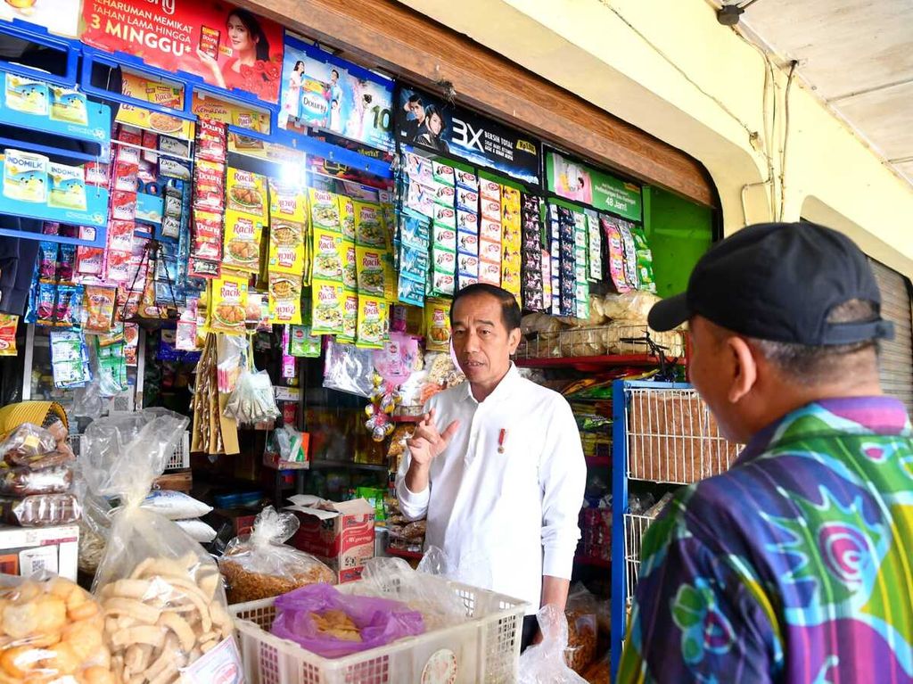 Presiden Joko Widodo meninjau aktivitas perdagangan dan mengecek harga komoditas di Pasar Sentul, Kota Yogyakarta, Provinsi Daerah Istimewa Yogyakarta, Minggu (8/1/2023). 