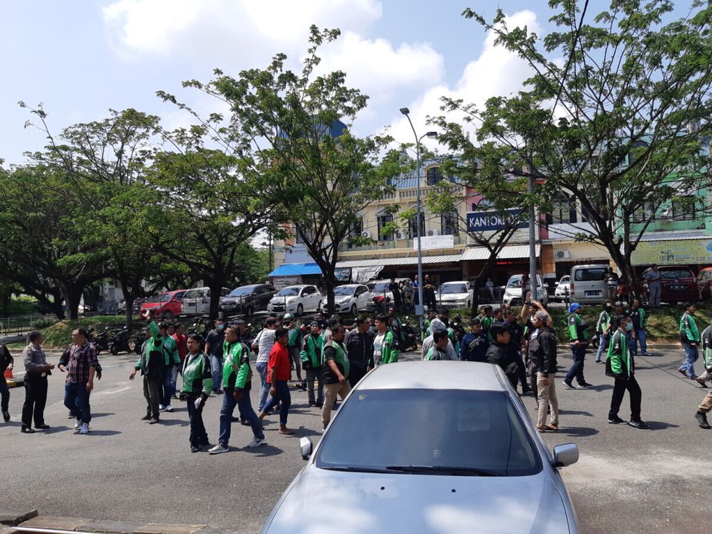 Ratusan pengemudi ojek dan taksi daring di Balikpapan mendatangi kantor cabang Maxim Balikpapan di kawasan ruko Balikpapan Baru, Rabu (31/7/2019).