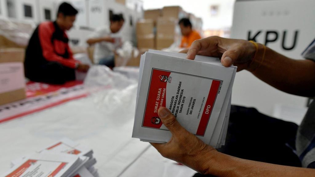 Panitia Pemungutan Suara (PPS) menghitung ulang surat suara Pemilu 2019 untuk kemudian dimasukkan ke dalam kotak suara setiap tempat pemungutan suara di kantor Kecamatan Menteng, Jakarta, Selasa (26/3/2019). 