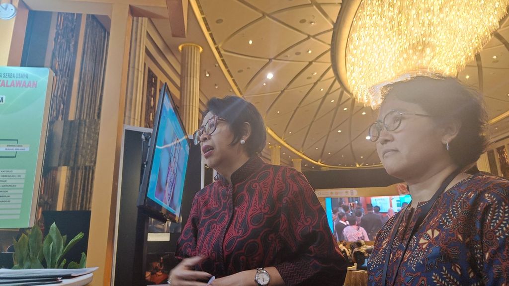 Direktur Jenderal Pengelolaan Sampah, Limbah, dan B3 Kementerian Lingkungan Hidup dan Kehutanan (KLHK) Rosa Vivien Ratnawati dan Direktur Pengelolaan Bahan Berbahaya dan Beracun KLHK Yulia Suryanti (kanan) di Jakarta, Rabu (7/12/2022).