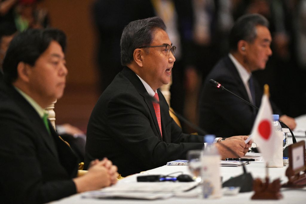 Menteri Luar Negeri Korea Selatan Park Jin (tengah) berbicara saat Menlu China Wang Yi (kanan) dan Menlu Jepang Yoshimasa Hayashi (kiri) mendengarkan dalam Pertemuan ASEAN+Tiga sebagai bagian dari Pertemuan ke-55 Para Menteri Luar Negeri ASEAN di Phnom Penh, Kamboja, 4 Agustus 2022. 