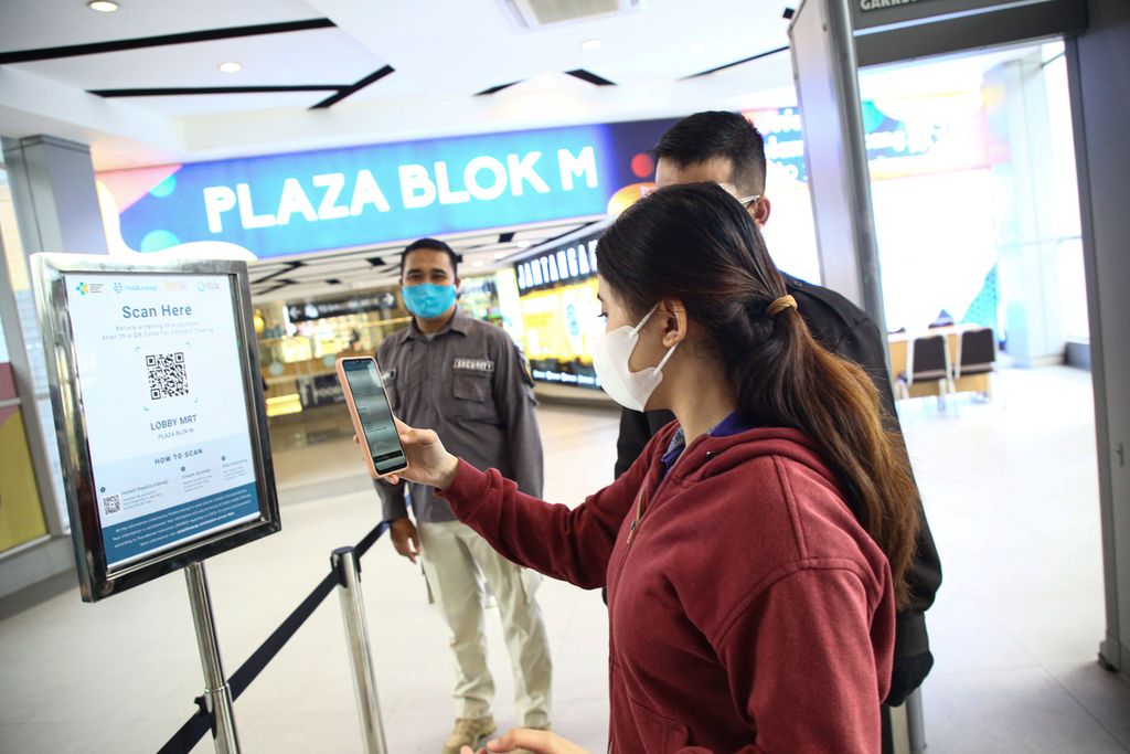 Pengunjung memindai kode batang dari aplikasi peduli lindungi sebagai syarat masuk ke dalam pusat perbelanjaan Plaza Blok M, Jakarta pada hari pertama dibuka pada masa Pemberlakuan Pembatasan Kegiatan Masyarakat atau PPKM level 4, Selasa (10/8/2021). 