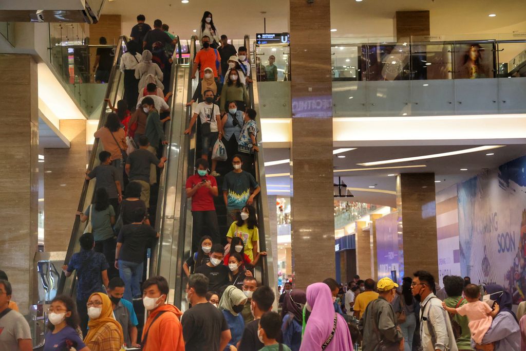 Sebagian besar pengunjung tetap menggunakan masker saat mengisi liburan di sebuah mal di Sleman, DI Yogyakarta, Minggu (1/1/2023). 