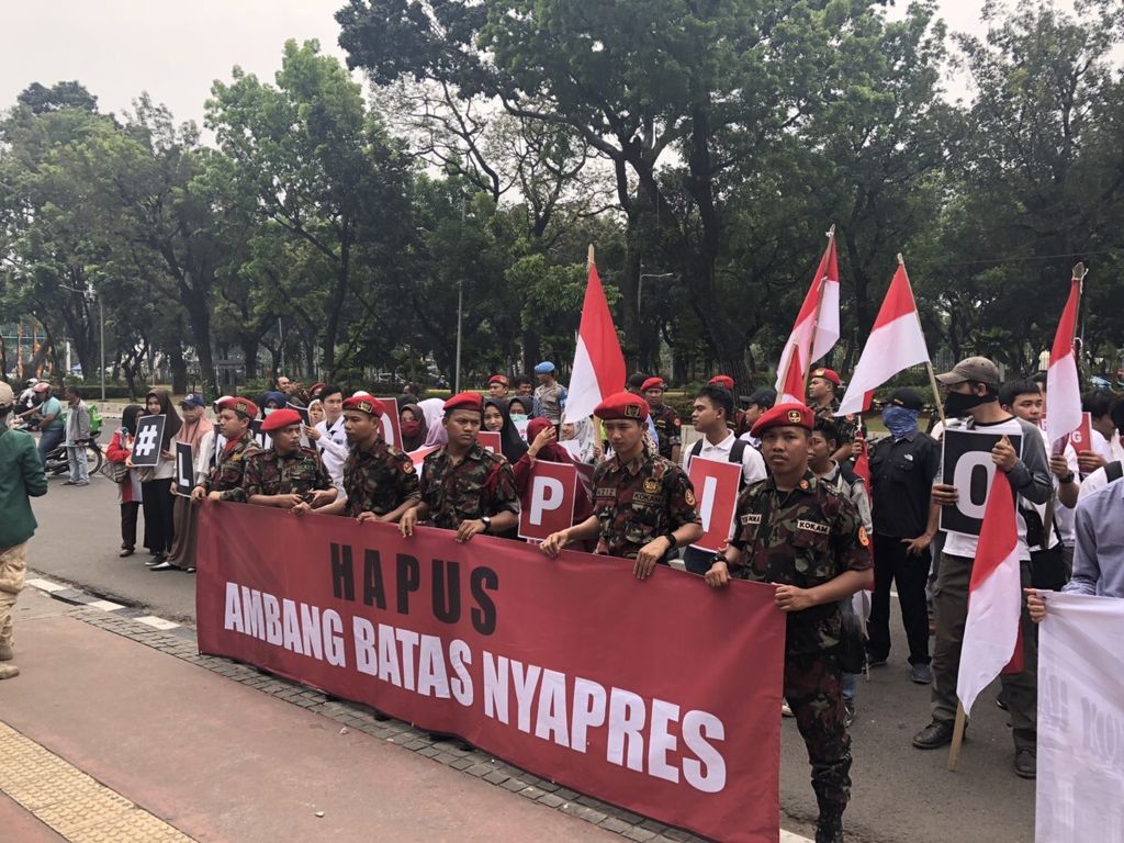 Para anggota Madrasah Anti Korupsi dari Pemuda Muhammadiyah menggelar aksi penolakan terhadap ambang batas pencalonan presiden di depan Gedung Mahkamah Konstitusi, Rabu (8/8/2018).