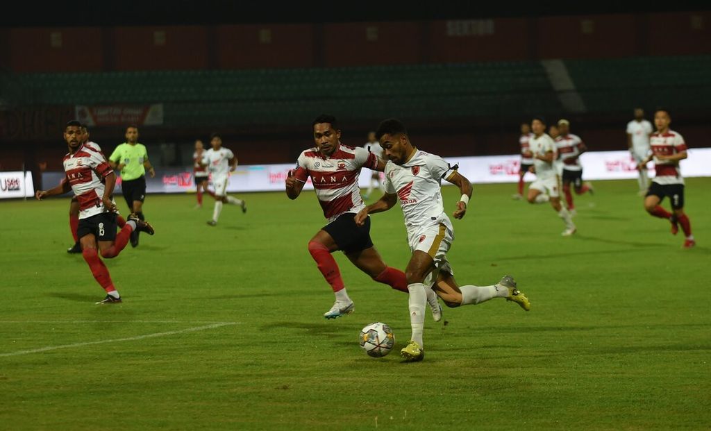 Pemain PSM Makassar Yance Sayuri mencoba melewati pemain Madura United pada laga Liga I BRI 2022-2023 di Gelora Madura Ratu Pamelingan, Pamekasan, Jawa Timur, Sabtu (31/3/2023). 