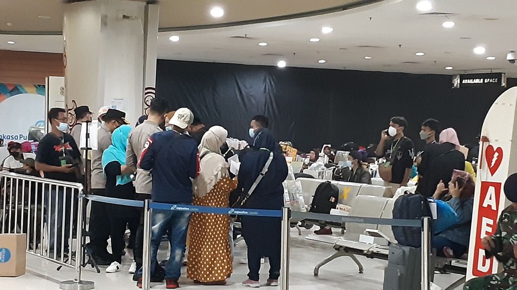  Pekerja migran asal Jatim tiba di Bandara Juanda Surabaya, Sabtu (22/1/2022). Ini merupakan kedatangan perdana pelaku perjalanan luar negeri di Surabaya.