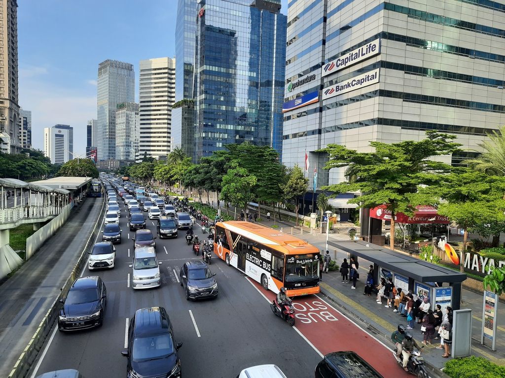 Suasana di Jalan Sudirman, Jakarta, Selasa (21/3/2023), pada jam pulang kerja karyawan.