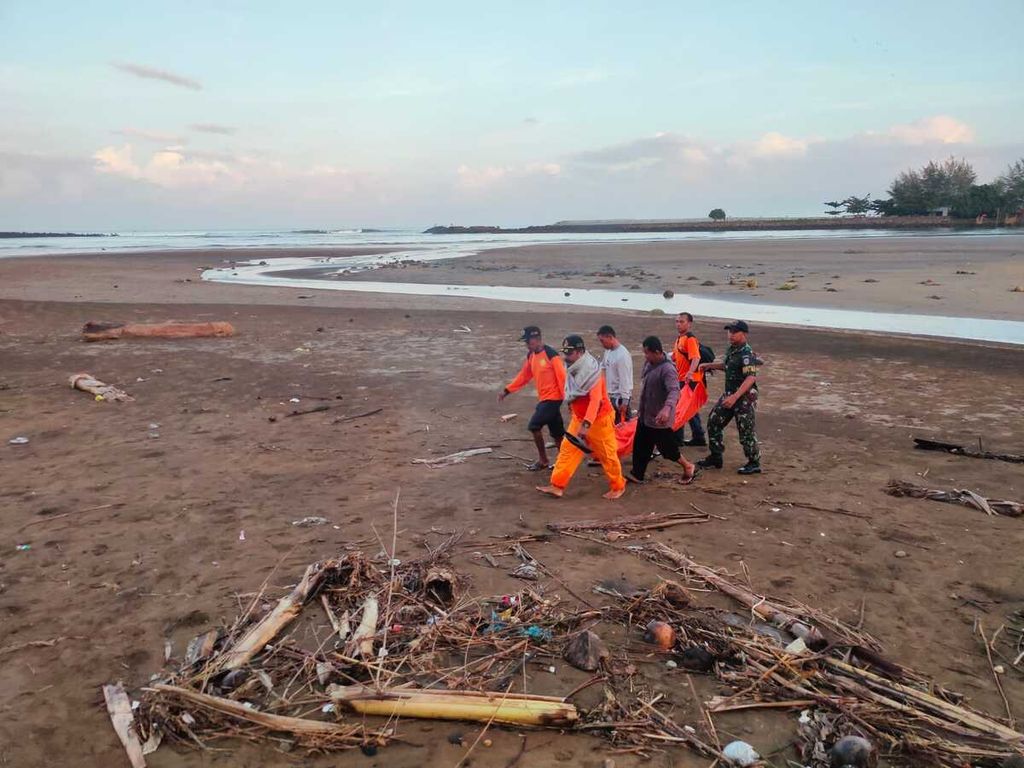 Tim SAR Gabungan menemukan seorang nelayan yang tenggelam di Pantai Logending, Kebumen, Jawa Tengah, Kamis (7/7/2022).