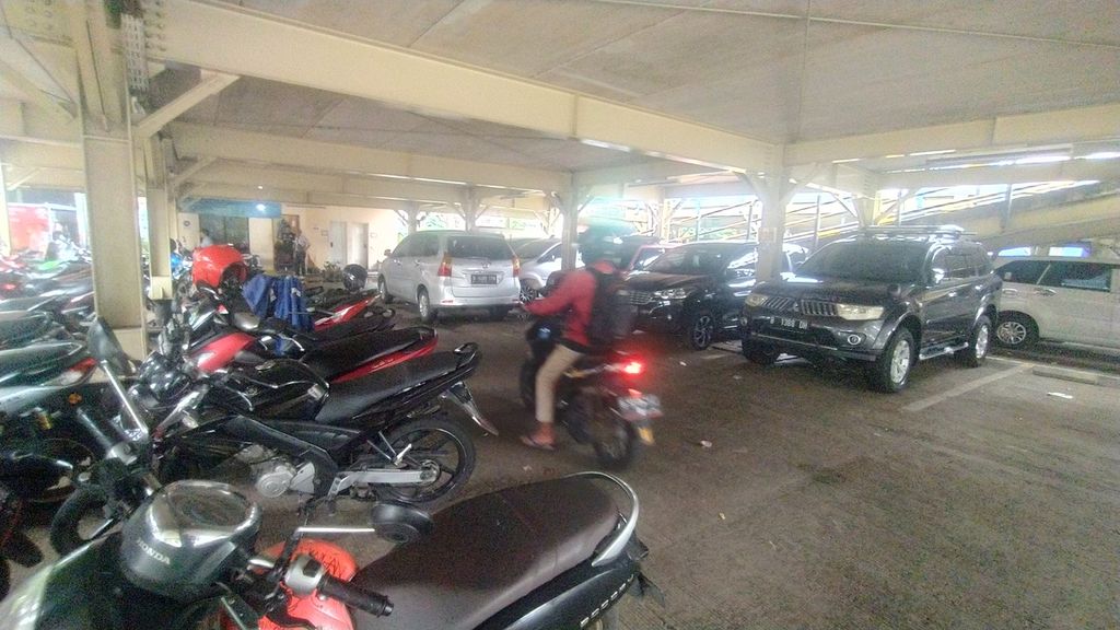 Suasana kantong parkir Terminal Kampung Rambutan, Jakarta Timur, Kamis (17/11/2022).