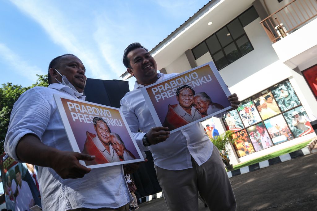 Para kader Partai Gerindra memegang poster bertuliskan Prabowo Presidenku di halaman kantor Badan Pemenangan Presiden Partai Gerindra, Jakarta Barat, Sabtu (7/1/2023). 