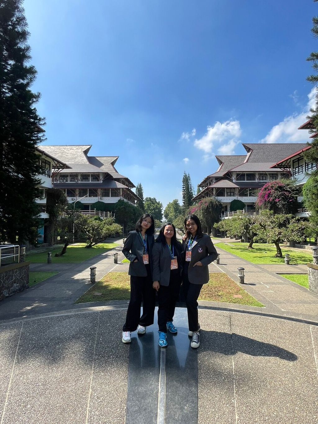 Jessica Laurencia, Jocellyne Nibenia Telaumbanua, dan Imelda Angie Jesica berpose seusai mengikuti Pharmanova 2023 di ITB, Bandung.