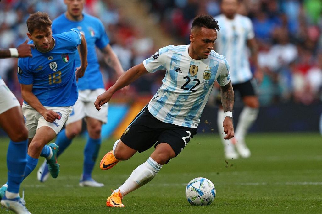 Penyerang Argentina, Lautaro Martinez, menggiring bola pada laga persahabatan antara Italia dan Argentina di Stadion Wembley, London, Inggris, 1 Juni 2022. 