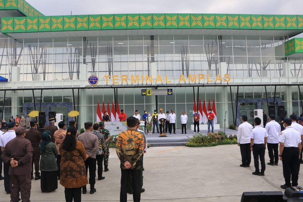 Suasana peresmian Terminal Amplas Tipe A yang baru direnovasi menjadi lebih modern, di Kota Medan, Sumatera Utara, Kamis (9/2/2023). Peresmian dilakukan oleh Presiden Joko Widodo. 