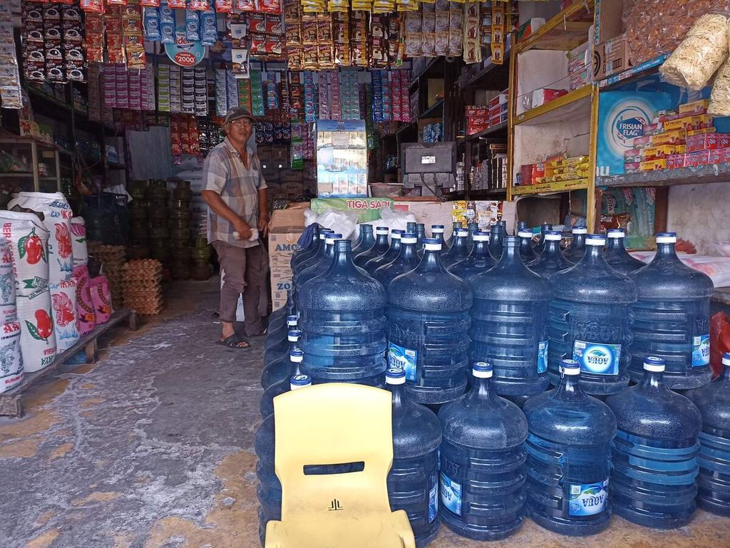 Gallon bottled drinking water is sold at a shop in Medan, North Sumatra, Wednesday (14/9/2022). The Food and Drug Supervisory Agency has asked producers, distributors, and consumers to avoid direct sunlight and impact gallons to reduce the absorption of BPA from packaging into drinking water. 