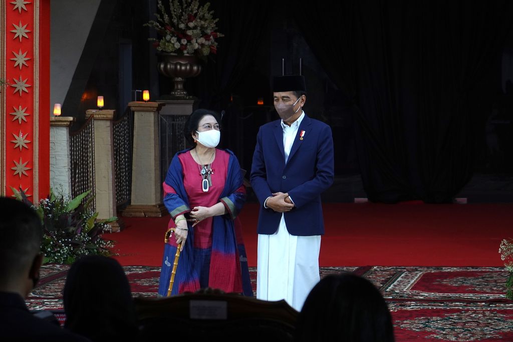 Dalam rangka haul mengenang sembilan tahun wafatnya Taufiq Kiemas, Presiden Joko Widodo meresmikan Masjid At-Taufiq PDI Perjuangan di Lenteng Agung, Jakarta Selatan. Peresmian juga dihadiri Presiden ke-5 RI Megawati Soekarnoputri, Rabu (8/6/2022).