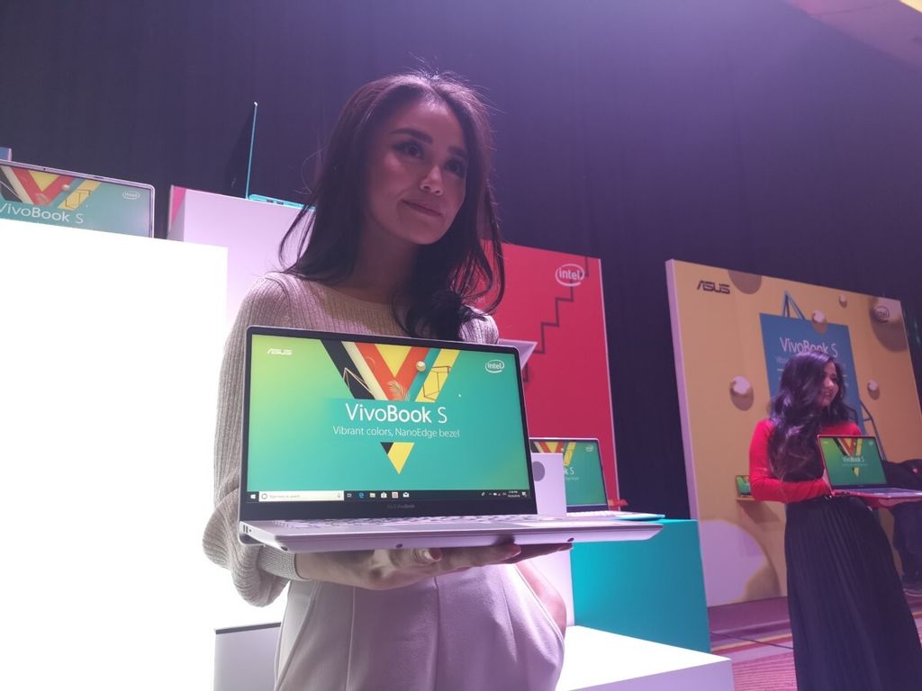 Selebgram Cecil Xu memperlihatkan komputer jinjing VivoBook S warna firmament green yang diluncurkan hari Kamis (22/11/2018). Dengan mengusung lima sosok muda, Asus berharap bisa menggaet konsumen untuk produk VivoBook S mereka.