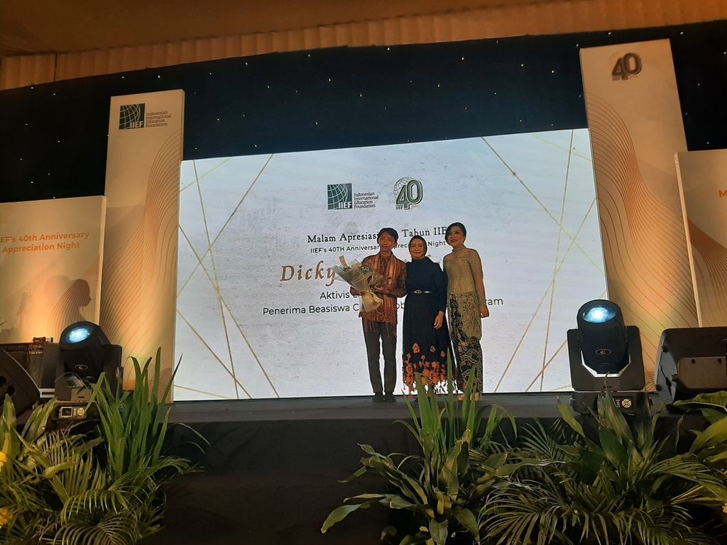 Dicky Dwi Alfandy, aktivis lingkungan hidup asal Lampung, menerima penghargaan atas kontribusinya dalam isu sampah di pesisir saat acara Malam Apresiasi 40 Tahun Indonesian International Education Foundation (IIEF) “Hadir Memberi Arti” di Jakarta, Senin (5/12/2022).