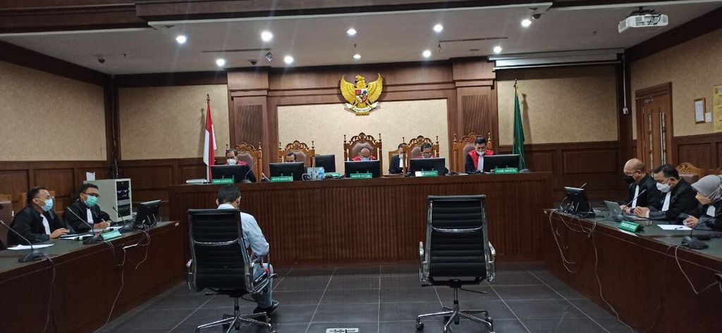 Direktur PT Merial Esa Fachmi Darmawansyah mengikuti sidang vonis kasus suap pengadaan satelit pemantau dan pesawat nirawak di Badan Keamanan Laut (Bakamla) tahun anggaran 2016 di Pengadilan Tindak Pidana Korupsi Jakarta, Selasa (19/4/2022),