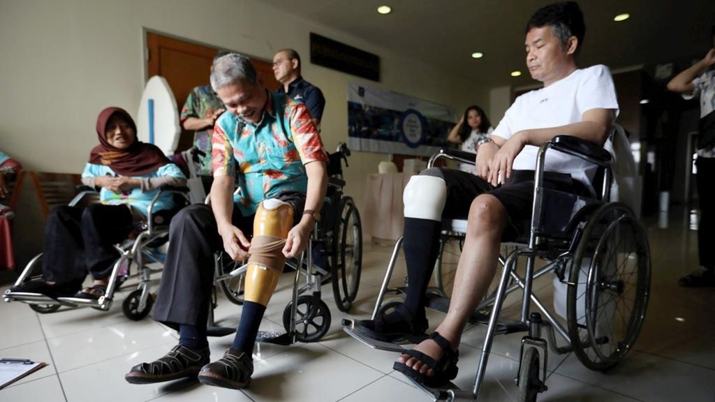 IlustrasiSejumlah pasien menerima donasi alat bantu jalan berupa kaki palsu dan sepatu diabetes untuk pasien diabetik di Rumah Sakit Cipto Mangunkusumo, Jakarta, Rabu (14/11/2018). Donasi yang diberikan PT Sun Life Financial tersebut dalam rangka memperingati Hari Diabetes Sedunia.