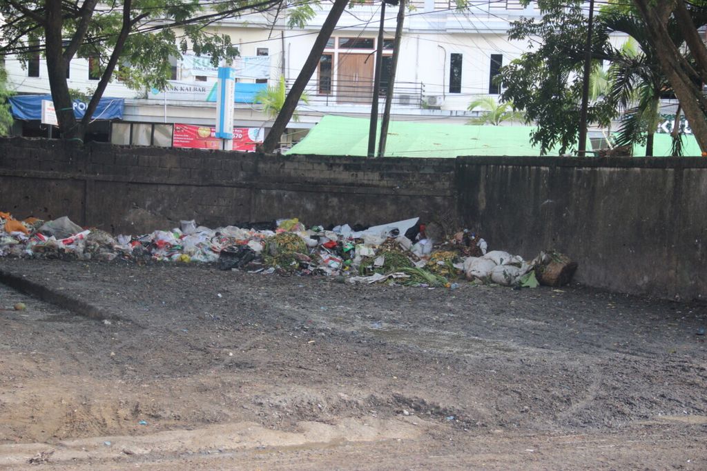 Tempat sampah di Kota Pontianak, Kalimantan Barat, yang dekat dengan permukiman warga. Baunya bahkan tercium hingga ke rumah-rumah penduduk.