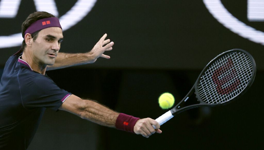 Roger Federer melakukan pukulan <i>backhand </i>saat melawan Novak Djokovic pada laga semifinal Australia Terbuka di Melbourne, Australia, 30 Januari 2020. Federer terkenal dengan pukulan <i>backhand </i>satu tangan yang paling elegan di tur.