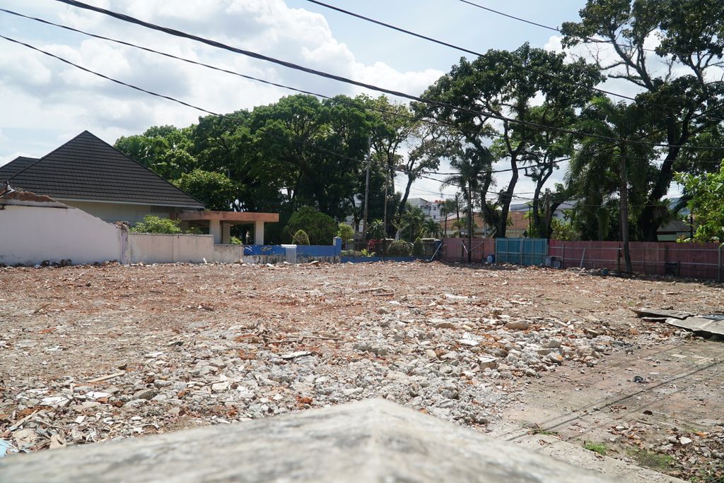 Kondisi lahan tempat cagar budaya Rumah Ema Idham yang dibongkar pemiliknya sekitar tiga pekan lalu di Jalan Ahmad Yani, Kota Padang, Sumatera Barat, Selasa (14/2/2023).